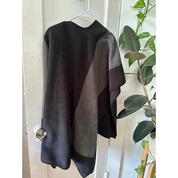 Women’s size x-large black and gray poncho - Picture 5 of 6